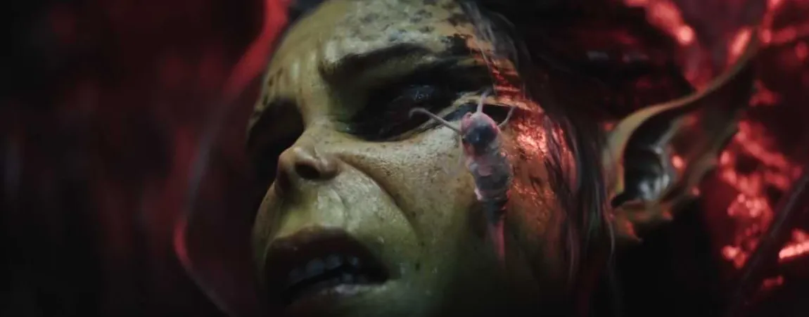 Una githyanki capturada retrocede ante un renacuajo illita que se arrastra sobre su rostro.